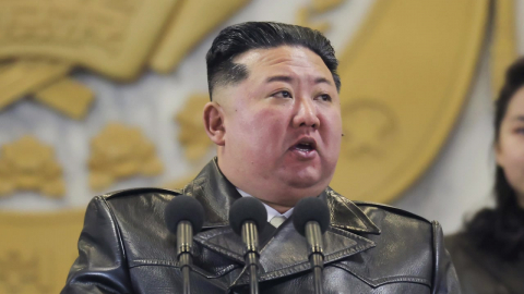 북, 무기 없는 열병식 개최…김정은 "핵탄두 계속 증강"