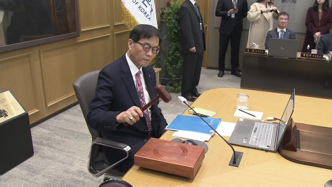 기준금리 6연속 동결…올해 성장률은 2%로 상향