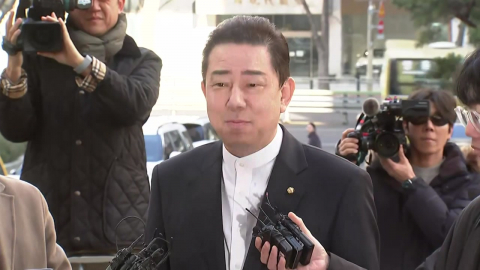 \'13가지 의혹\' 김병기 첫 소환…11시간 째 조사