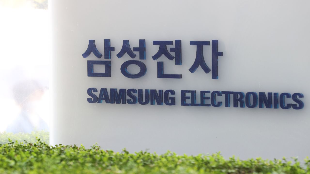 "삼성전자 시총 1조 달러 클럽 진입...세계 12위로 버크셔 해서웨이 추격"