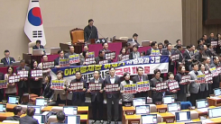 의장석 둘러싼 반발에도...재판소원제법 국회 통과