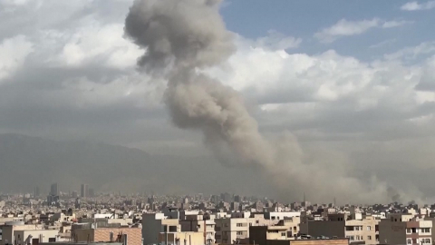  미 당국자 "이란 타격 중...군사적 목표물 집중"