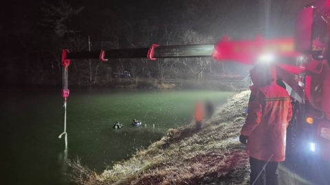 충남 공주 불장골저수지에 승용차 추락…30대 숨져