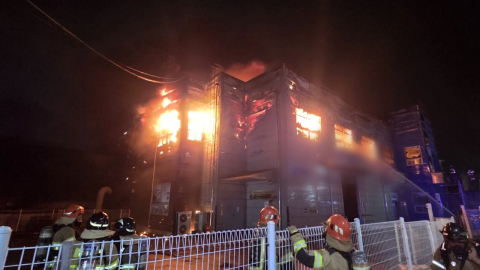 천안 건강기능식품 제조업체 화재 완진…1개 동 전소