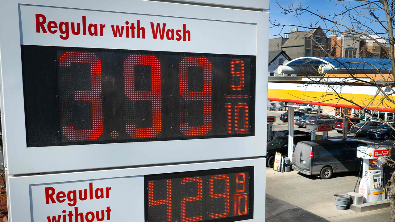 미 휘발유 가격 갤런당 3달러 넘어..."중대 시험대"