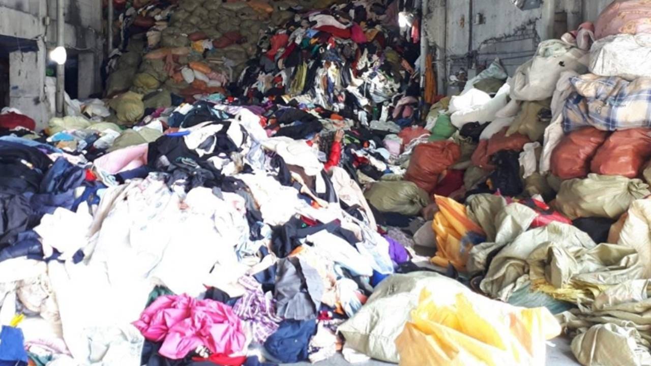 폐의류업체서 헌옷 고르다가 그만...옷더미에 깔린 여성 숨져