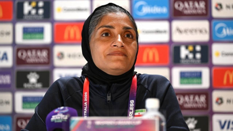 히잡 쓴 이란 여자 축구선수들, 국가 연주에 '침묵 저항'