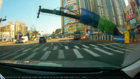 대형 중장비가 도로에 '쿵'…택시기사 등 3명 부상