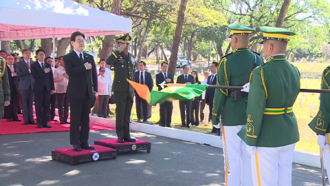 이 대통령, 필리핀 국빈 방문 이틀째…한국전 참전 기념비 헌화