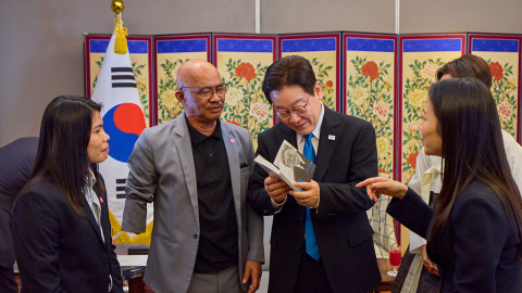 이 대통령, 34년 전 변호한 필리핀 노동자와 '깜짝 만남'