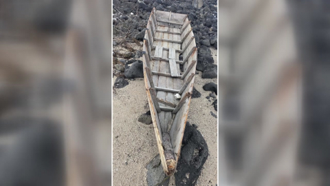 제주 해안 떠내려온 목선…안에는 \'북한 신문\'