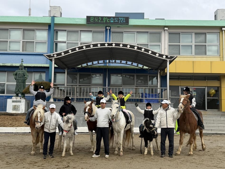신입생들 말 타고 등장...폐교 위기 초등학교의 특별한 입학식