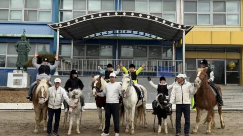신입생들 말 타고 등장…폐교 위기 초등학교의 특별한 입학식