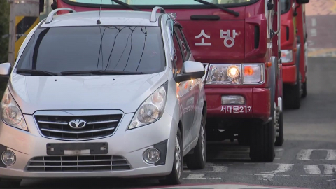 불법 주차로 소방차 출동 방해?…이젠 밀어버린다