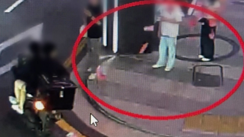 오토바이 타고 \'휙\'…불법 전단 살포 첫 구속