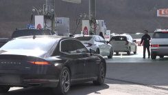 치솟는 기름값에 '동분서주'...싼 주유소마다 '북새통'