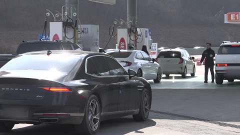 치솟는 기름값에 '동분서주'…싼 주유소마다 '북새통'