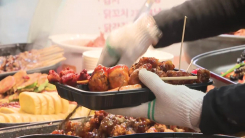 꽃샘추위 이겨내는 시장 먹거리...전통시장 '북적'