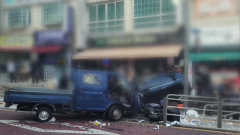 서울 홍은동서 트럭·승용차 충돌...운전자 2명 다쳐