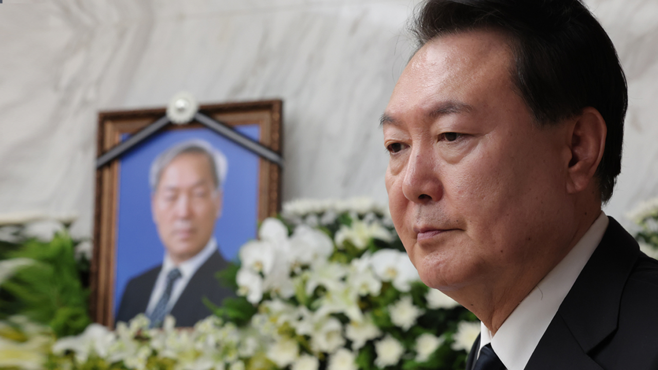 윤석열 부친 묘지 주변에 철침꽂은 70대들...경찰 '혐의없음'