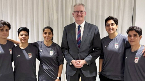 호주 망명한 이란 여자축구선수들, 히잡부터 벗었다