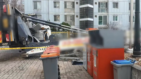 아파트에서 넘어진 사다리차…놀이터 덮쳐