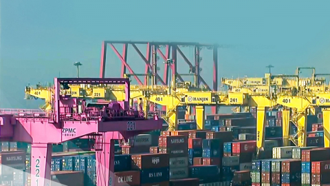 화물 보관료에 위험할증까지…수출업계도 타격