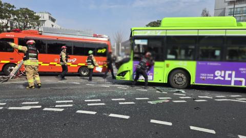 연세대 정문 앞에서 버스 2대 충돌...5명 경상