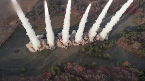 북, 동해 상으로 탄도미사일 10여 발 무더기 발사