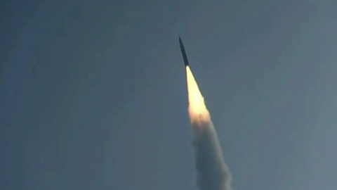 북, 동해 상으로 탄도미사일 10여 발 무더기 발사