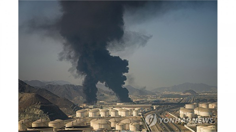 '호르무즈 우회' UAE 석유 수출항 피격 다음날 재가동