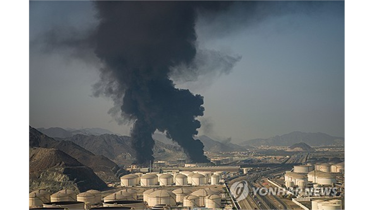 '호르무즈 우회' UAE 석유 수출항 피격 다음날 재가동