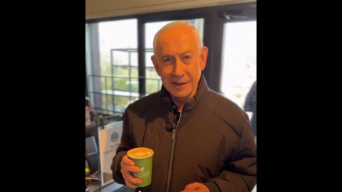 커피 든 네타냐후 "나 살아있다…손가락도 5개"