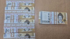 쓰레기봉투 속 2,500만원 주인 오리무중...각종 추측 이어져