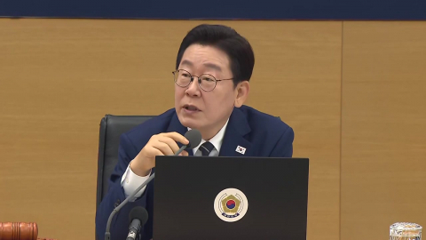 이 대통령, 개헌 준비 공식화 …"5·18·부마항쟁 같이 넣자"