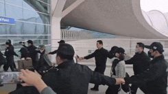 공항서 웬 강강술래...아이돌 경호 논란에 공항 '골머리'