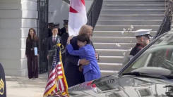 손 내밀었는데 '와락'...다카이치, 트럼프에 또 '스킨십' 공세