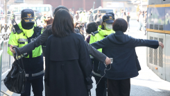 "일개 사기업의 행사에 내 세금이..." 광화문 막은 BTS에 시민...