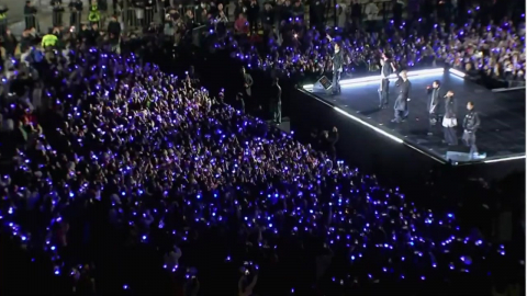 광화문 광장에서 BTS 화려한 무대…보랏빛 물결