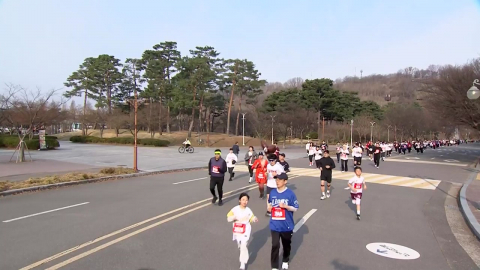 YTN 마라톤 참가자들 속속 골인 지점 통과
