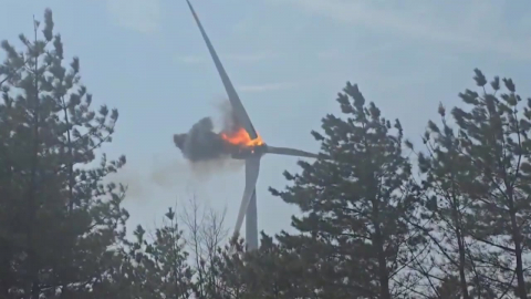 경북 영덕 풍력발전기 화재…1명 사망·산불 확산