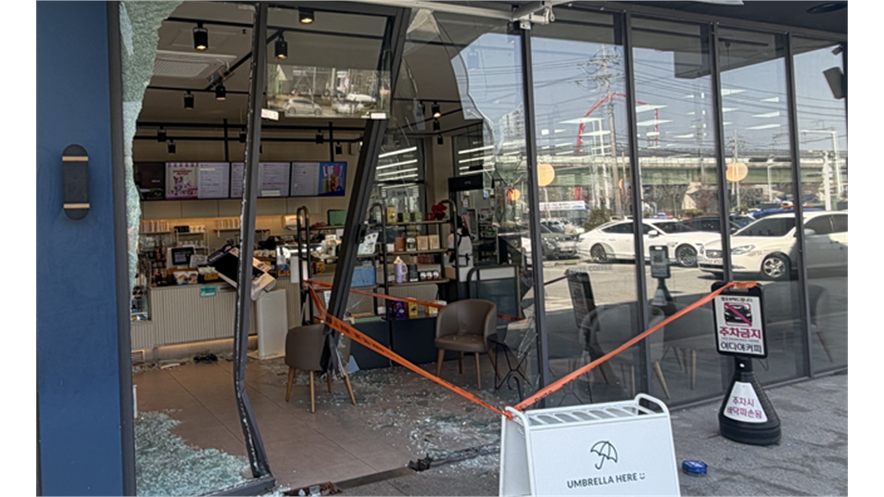 강원도 춘천서 승용차 카페로 돌진...인명 피해 없어