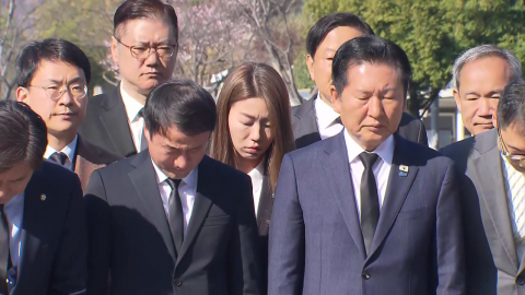 봉하마을서 '노짱' 찾은 정청래 "김부겸 결단 요청"