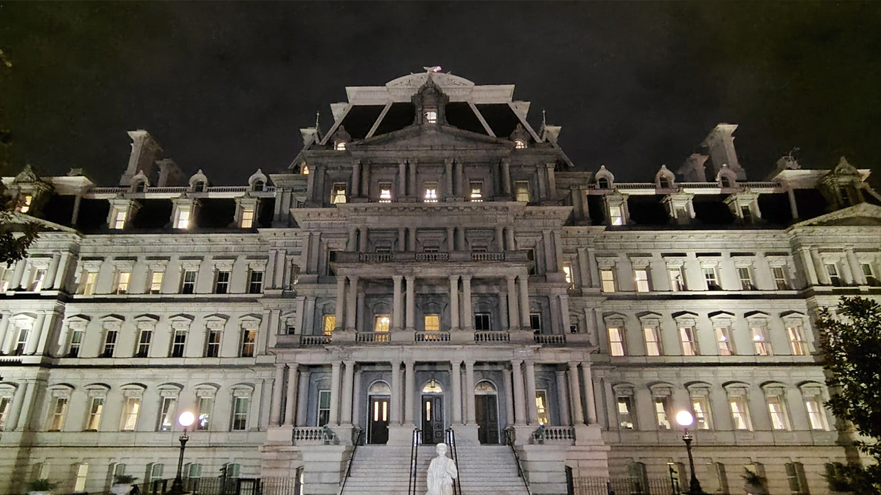 트럼프, 이란 전쟁 중에 '문화 전쟁'...백악관 경내에 콜럼버스 동상 설치