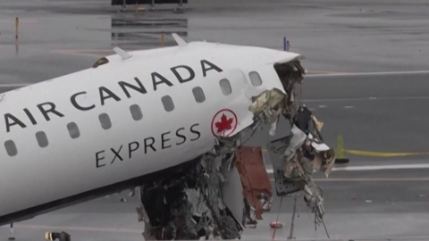 뉴욕 공항 착륙하다 소방차와 '쾅'…조종사 2명 사망