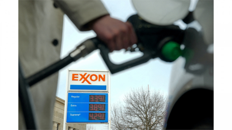 트럼프, 휘발윳값 급등에 환경규제도 푼다