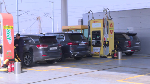 "더 오르기 전에 가득"…주유소마다 \'북새통\'