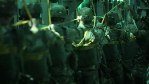 미 해병대에 공수사단까지...전운 감도는 하르그섬