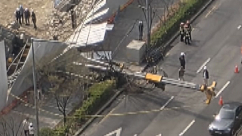 언주역 인근에서 천공기 전도…노부부 살던 집에서 불