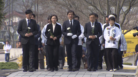 조국, 노무현 참배..."대통령 유지, 검찰개혁 큰 매듭"
